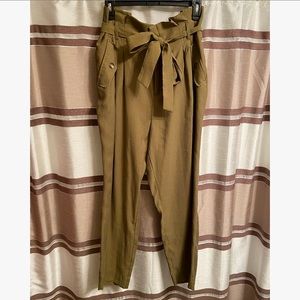 High waisted trousers. Olive.